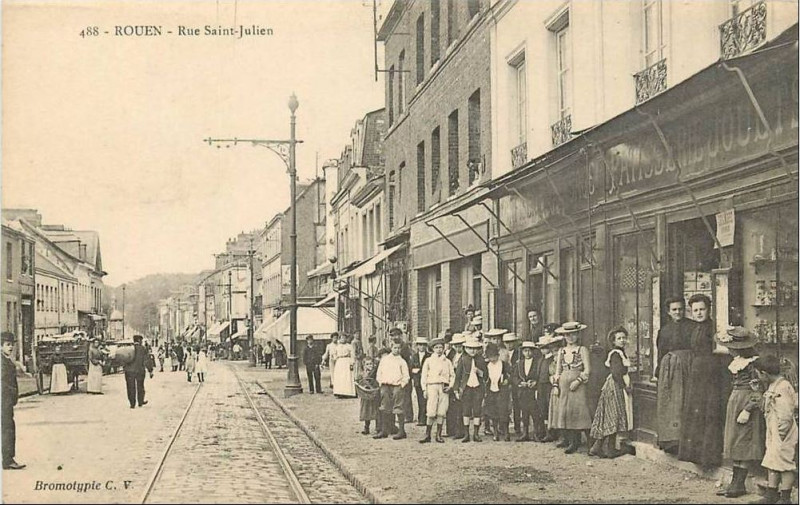 Carte postale ancienne Rue Saint-Julien à Rouen