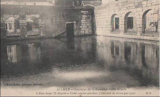 Carte postale ancienne Dax (Landes) - Fontaine chaude 72