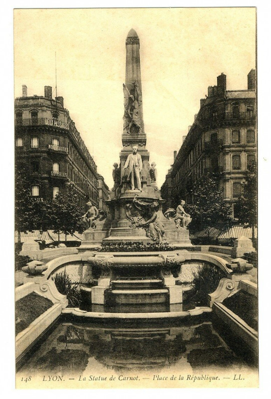 Carte postale ancienne Rhône Lyon La Statue de Carnot Place de la République à Lyon