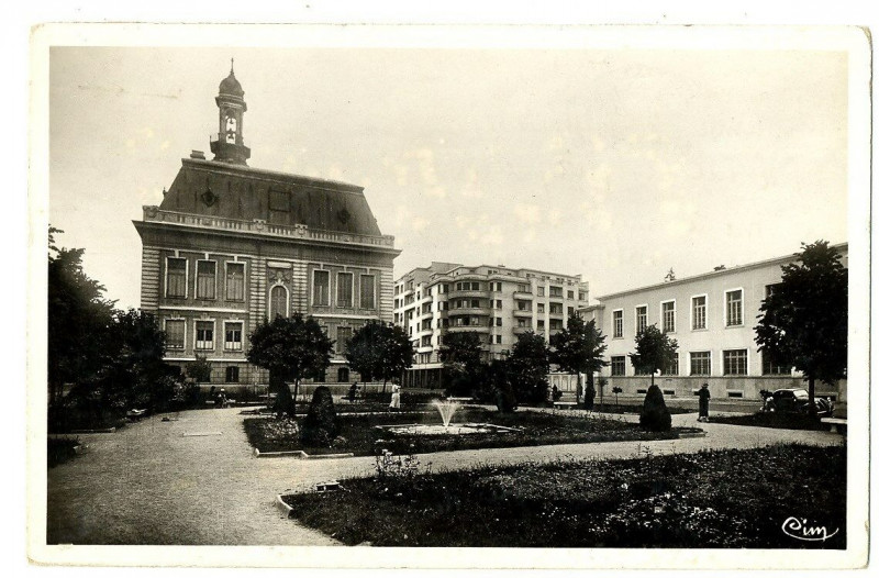 Carte postale ancienne Rhône Villefranche-sur-Saône La Mairie Le forum La Nouvelle Poste à Villefranche-sur-Saône
