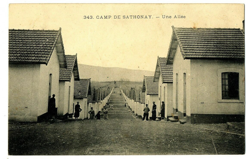 Carte postale ancienne Ain Camp de Sathonay Une allée animé