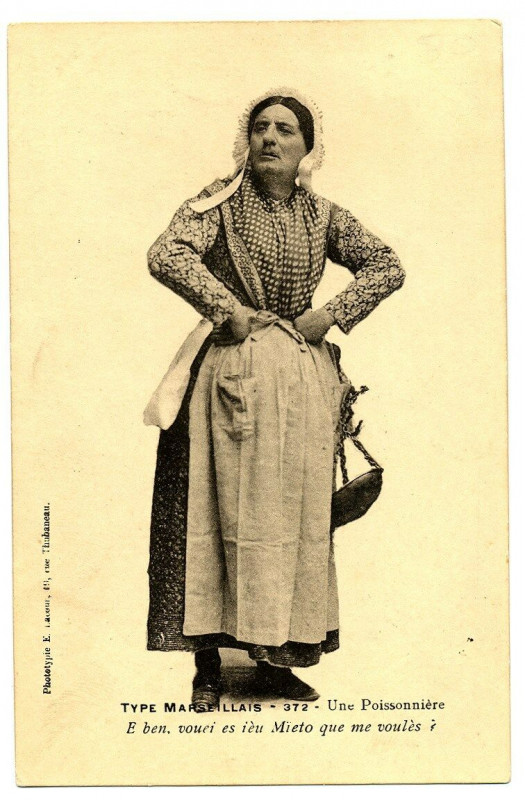 Carte postale ancienne Une Poissonnière à Marseille