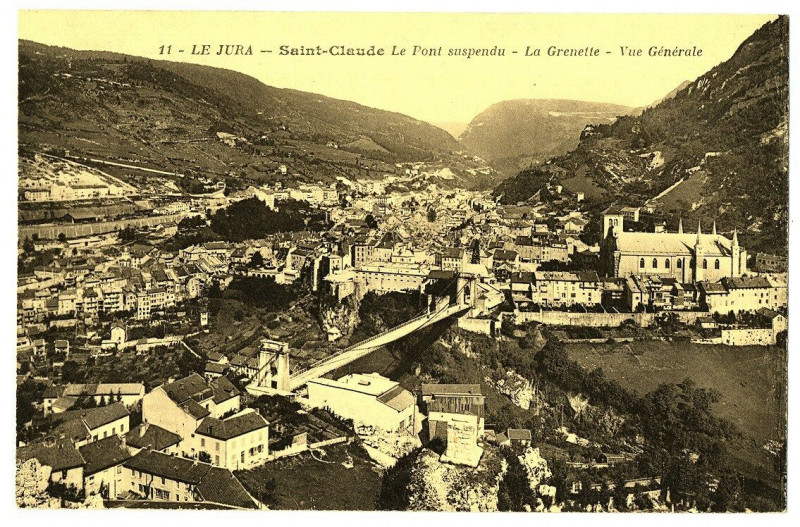 Carte postale ancienne Jura Saint-Claude Le Pont suspendu La Grenette et vue générale à Saint-Claude