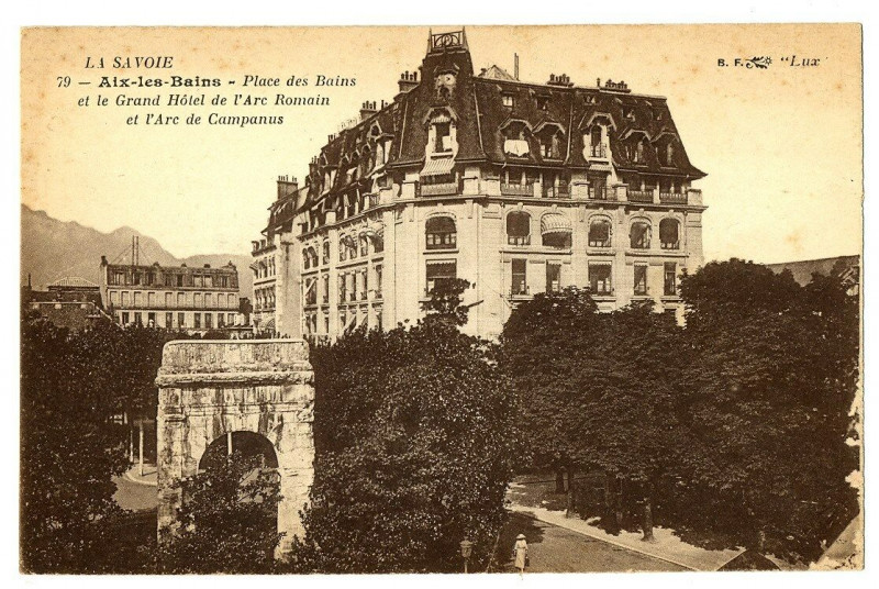 Carte postale ancienne Savoie Aix-les-Bains place des Bains et grand Hôtel de l'Arc Romain à Aix-les-Bains