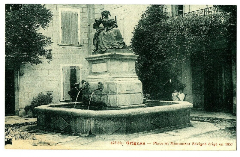 Carte postale ancienne Drôme Grignan place et Monument Sévigné érigé en 1857 animé à Grignan