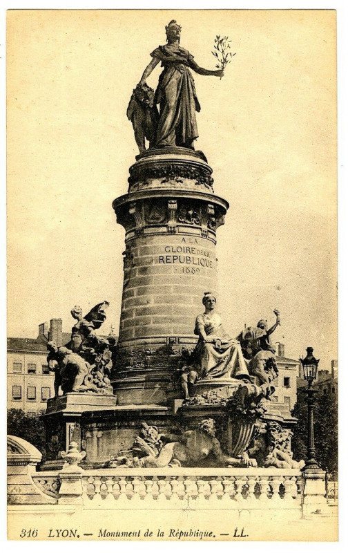 Carte postale ancienne Rhône Lyon Monument de la République à Lyon