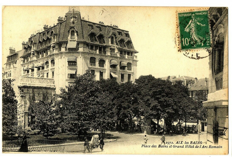Carte postale ancienne Aix-les-Bains Place des Bains et Grand Hôtel de l'Arc Romain animé à Aix-les-Bains