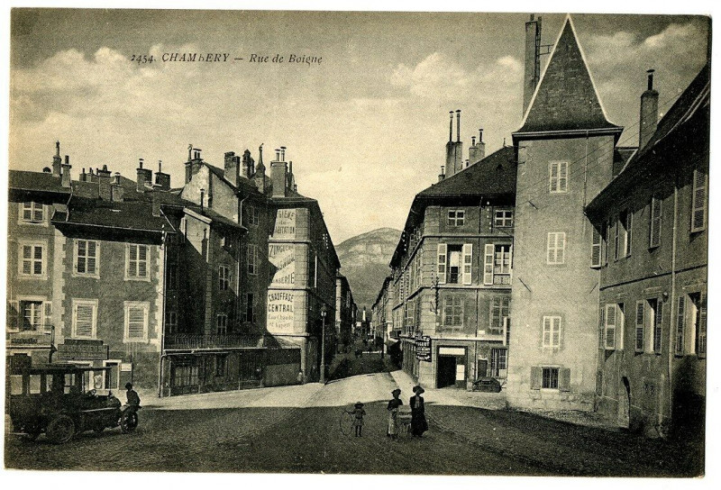Carte postale ancienne Savoie Chambéry rue de Boigne animé à Chambéry