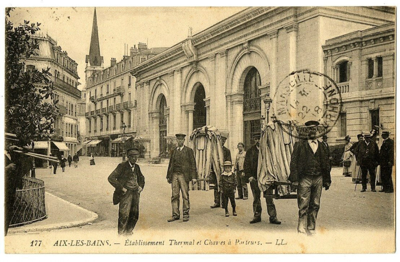 Carte postale ancienne Aix-les-Bains Etablissement Thermal et Chaises à Porteurs animé à Aix-les-Bains