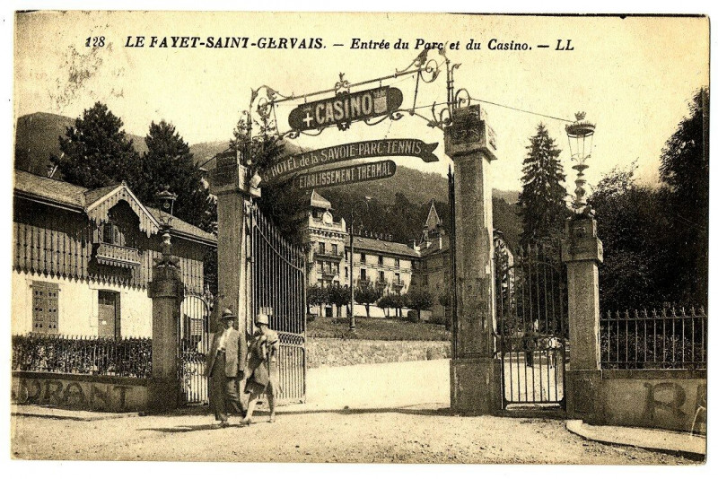 Carte postale ancienne Haute-Savoie Le Fayet-Saint-Gervais Entrée du Parc et du Casino animé