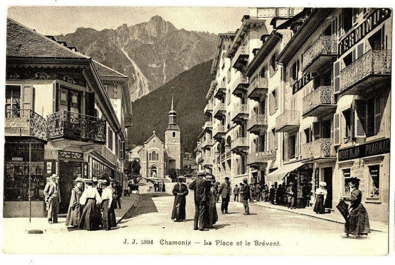 Carte postale ancienne Haute-Savoie Chamonix la place et le Brévent animé