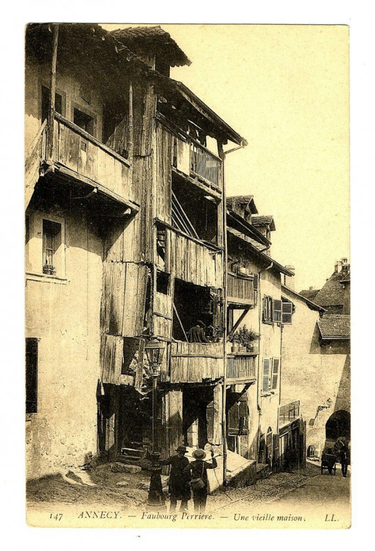 Carte postale ancienne Haute-Savoie Annecy Faubourg Perrière Une vieille maison animé à Annecy
