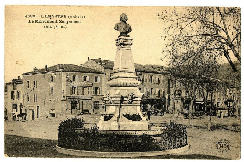 Carte postale ancienne Ardèche Lamastre Monument Seignobos animations à Lamastre