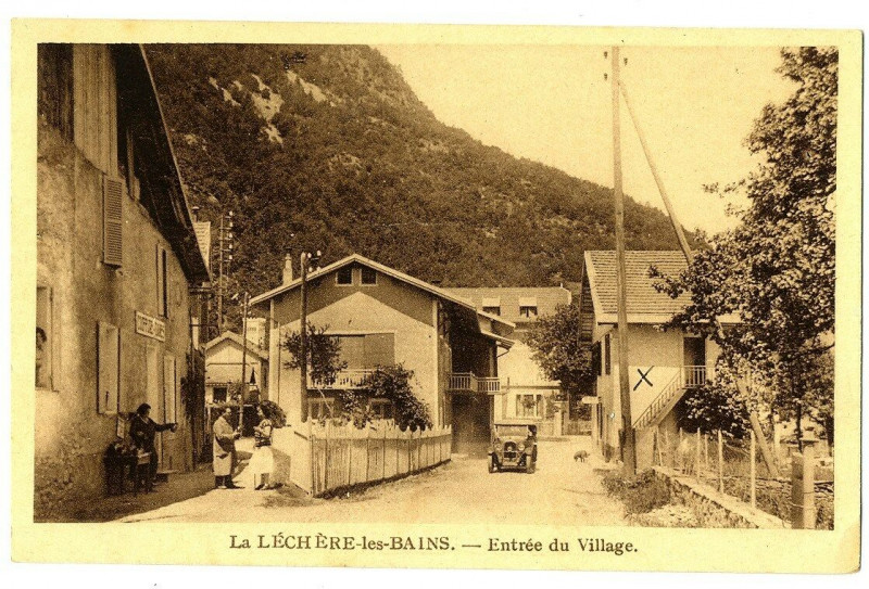 Carte postale ancienne Savoie La Léchère-les-Bains Entrée du Village animé voiture à La Léchère