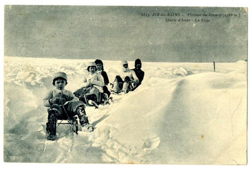 Carte postale ancienne Savoie Aix-les-Bains Plateau du Revard Sports d'Hiver La Luge animé à Aix-les-Bains