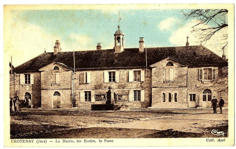 Carte postale ancienne Jura Crotenay La Mairie Les Ecoles La Poste animé à Crotenay