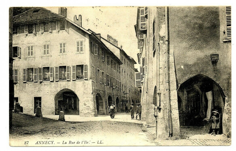 Carte postale ancienne Haute-Savoie Annecy La Rue de l'Ile animé à Annecy