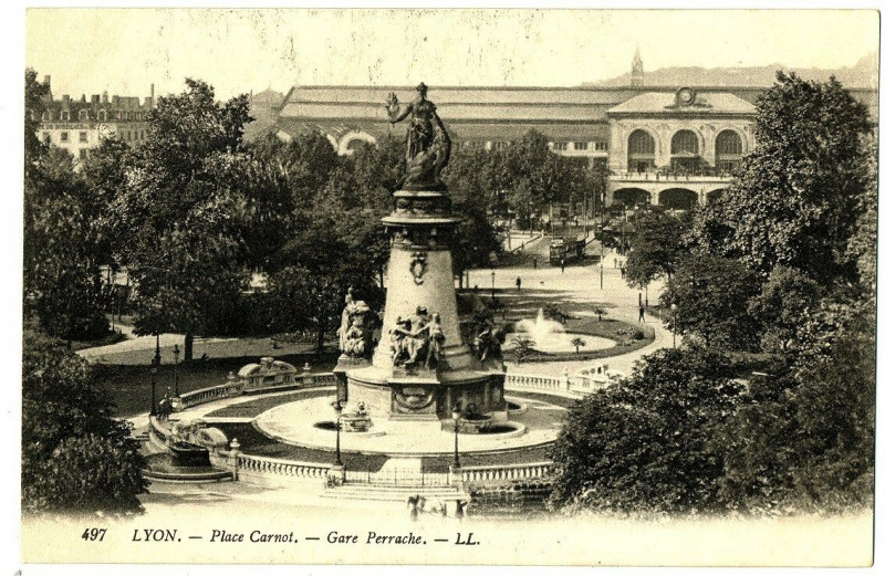 Carte postale ancienne Rhône Lyon Place Carnot Gare de Perrache à Lyon