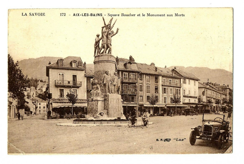 Carte postale ancienne Savoie Aix-les-Bains Square Boucher et Monument aux Morts animé voiture à Aix-les-Bains