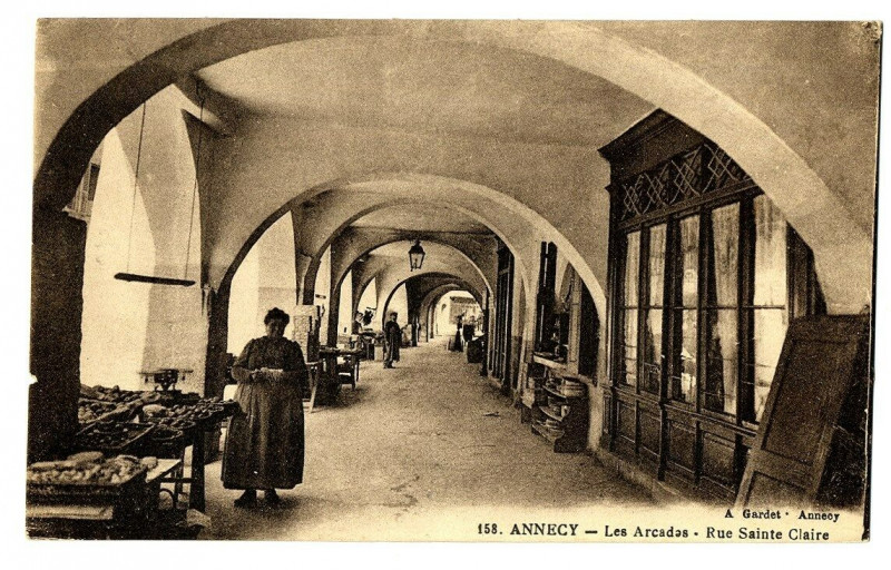 Carte postale ancienne Haute-Savoie Annecy Les Arcades Rue Sainte-Claire animé à Annecy