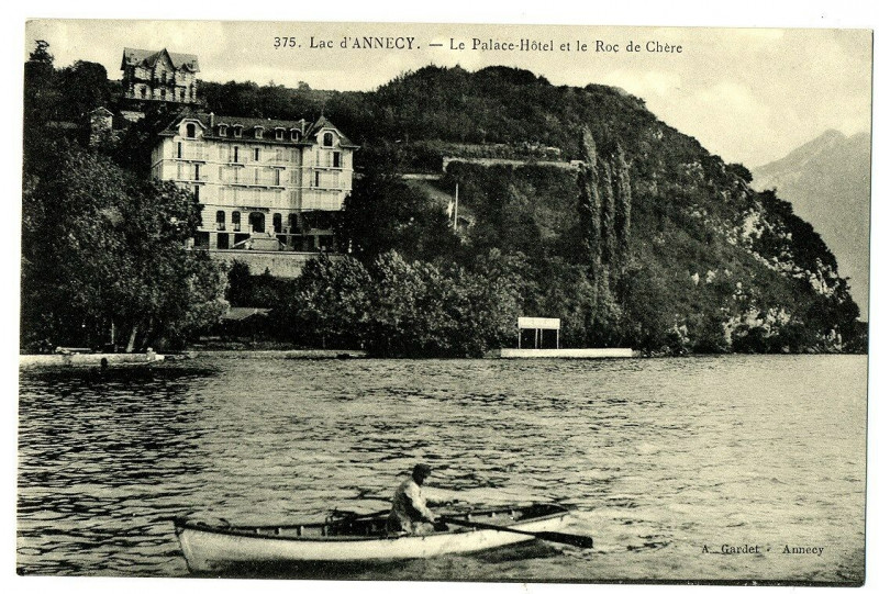 Carte postale ancienne Haute-Savoie Lac d' Annecy Le Palace-Hôtel et Roc de Chère animé bateau à Annecy
