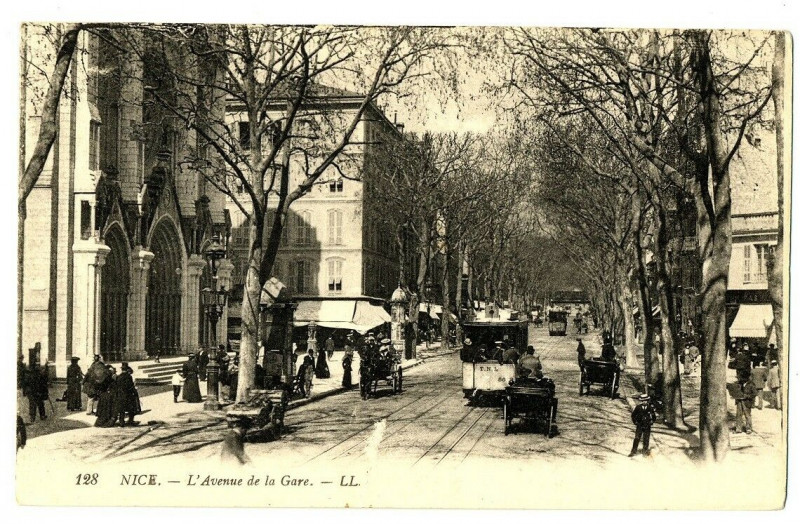 Carte postale ancienne Alpes-Maritimes Nice L' Avenue de la Gare animé tram à Nice