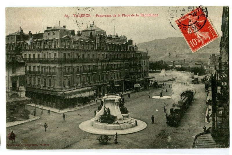 Carte postale ancienne Drôme Valence Panorama de la Place de la République animé train à Valence