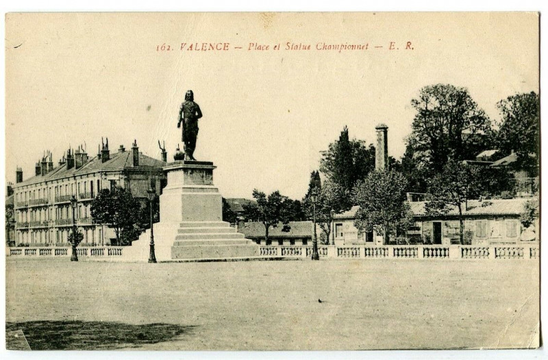 Carte postale ancienne Drôme Valence place et statue Championnet à Valence