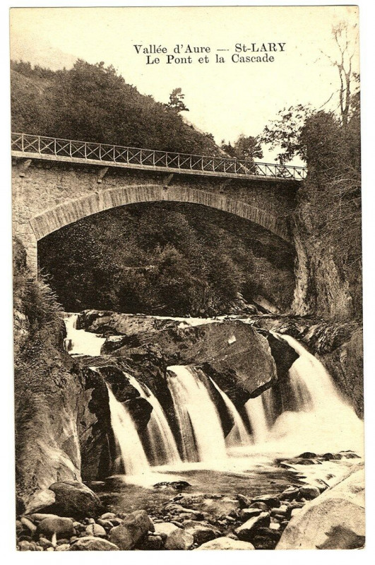 Carte postale ancienne Hautes-Pyrénées Vallée d' Aure Saint-Lary Le Pont et la Cascade