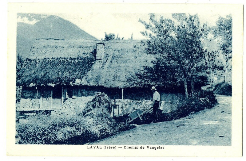 Carte postale ancienne Isère Laval chemin de Vaugelas animé à Laval