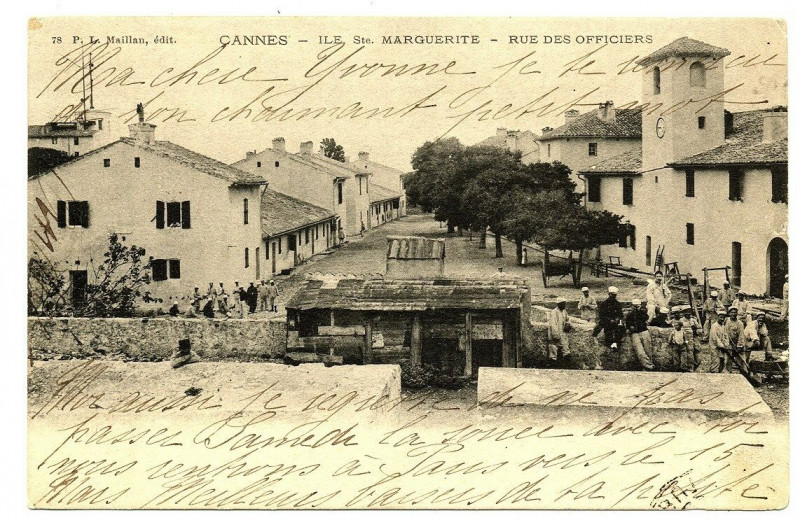 Carte postale ancienne Alpes-Maritimes Cannes Ile Sainte-Marguerite Rue des officiers animé à Cannes