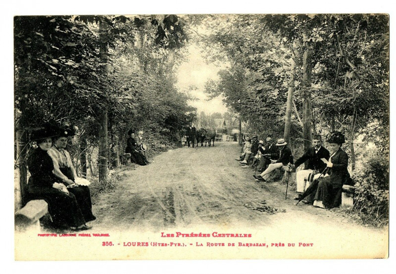 Carte postale ancienne Hautes-Pyrénées Loures La Route de Bardazan près du Pont animé