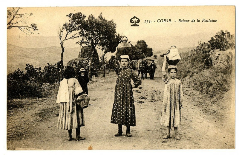 Carte postale ancienne Corse Porteuses d'eau Retour de la fontaine