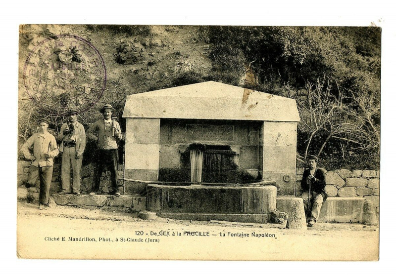 Carte postale ancienne Ain de Gex à la Faucille La Fontaine Napoléon animé à Gex