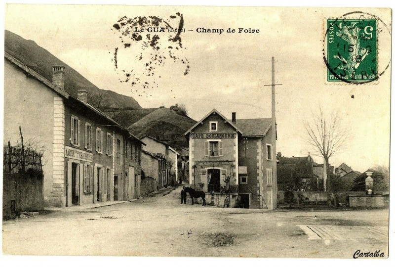 Carte postale ancienne Isère le Gua Champ de Foire animé au Gua