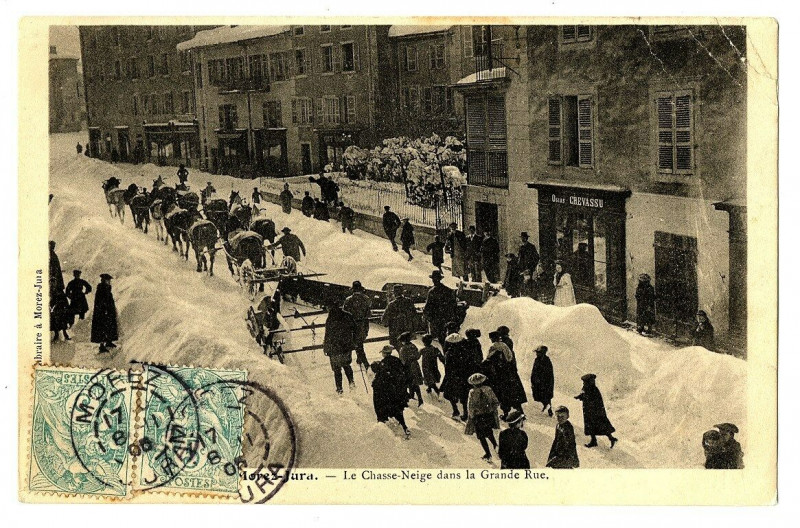 Carte postale ancienne Jura Morez Le Chasse-Neige dans la Grande Rue animé
