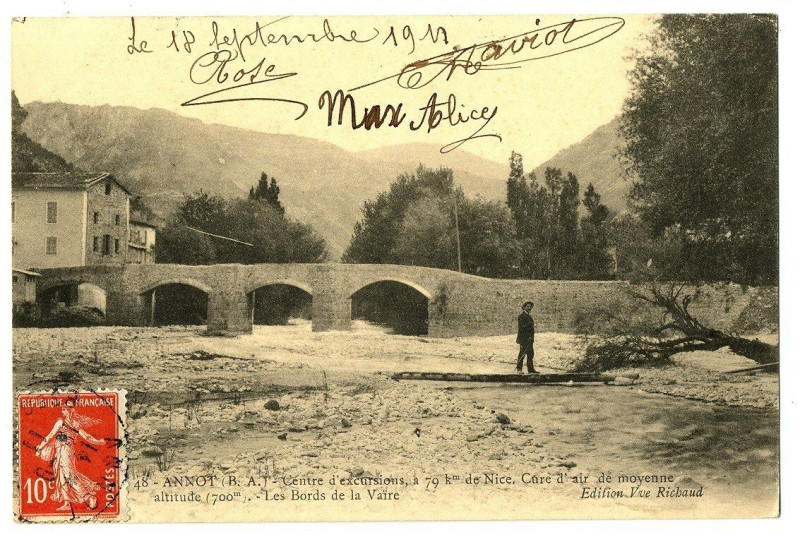 Carte postale ancienne Alpes de Haute-Provence Annot Les Bords de la Vaïre animé à Annot