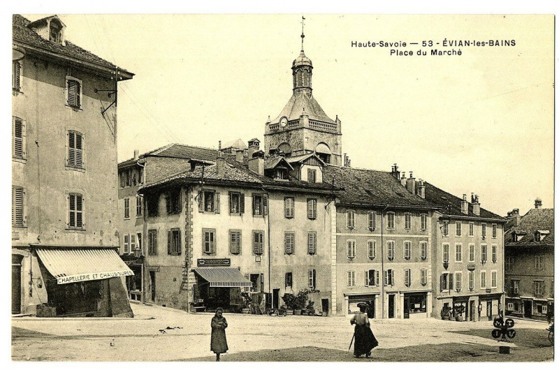 Carte postale ancienne Haute-Savoie Evian-les-Bains Place du marché animé à Évian-les-Bains