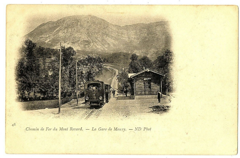 Carte postale ancienne Savoie Chemin de fer du Mont-Revard La gare de Mouxy animé train à Mouxy