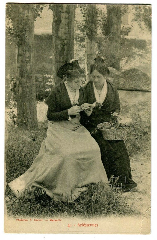 Carte postale ancienne Bouches-du-Rhône Folklore Arlésiennes