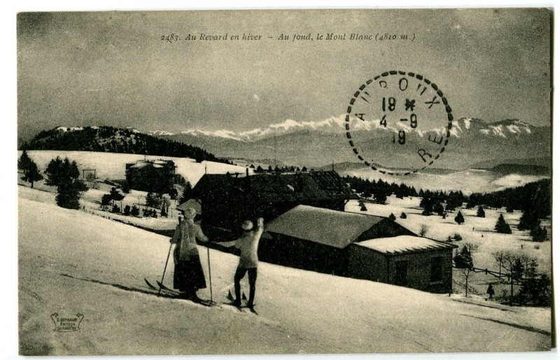 Carte postale ancienne Savoie Sports-d'Hiver Au Revard en hiver Au fond le Mont-Blanc animé