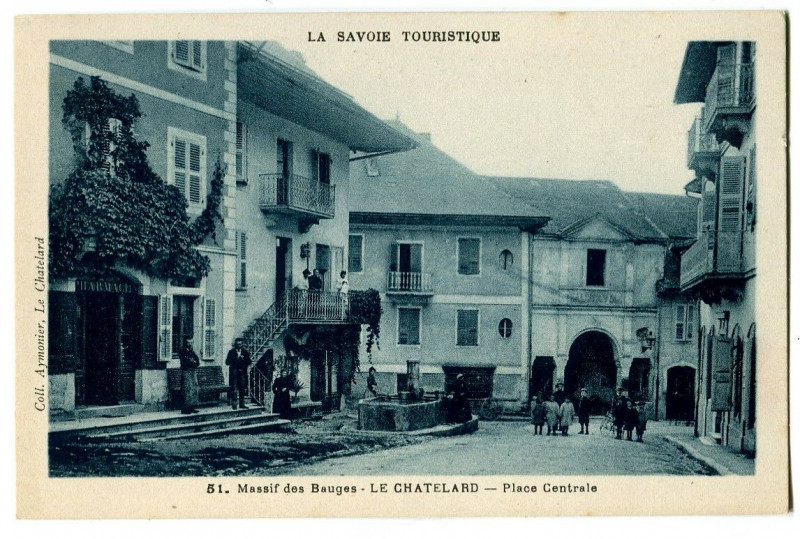Carte postale ancienne Savoie Bauges Le châtelard Place Centrale animé au Châtelard