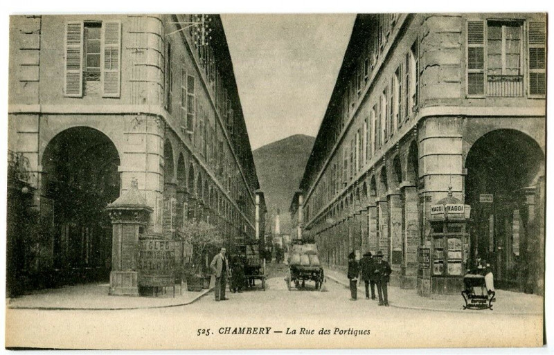 Carte postale ancienne Savoie Chambéry La Rue des Portiques animé à Chambéry