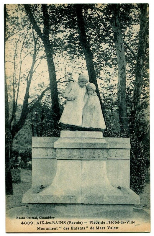 Carte postale ancienne Savoie Aix-les-Bains Place de l'Hôtel de Ville Monument des Enfants à Aix-les-Bains