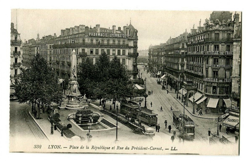 Carte postale ancienne Rhône Lyon Place de la république et Rue du Président Carnot animé tram à Lyon