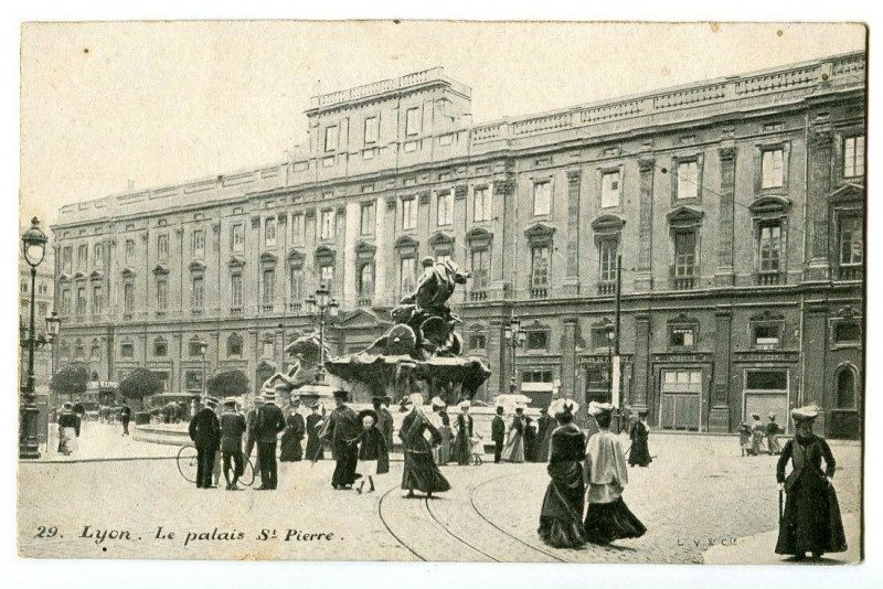 Carte postale ancienne Rhône Lyon Le Palais Saint-Pierre animé à Lyon