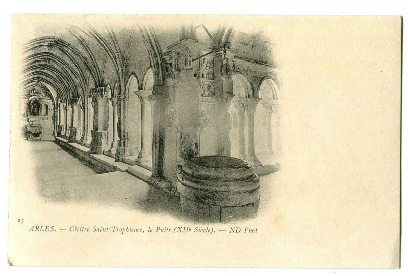 Carte postale ancienne Bouche du Rhône Arles Cloître de Saint-Trophime Le Puit à Arles