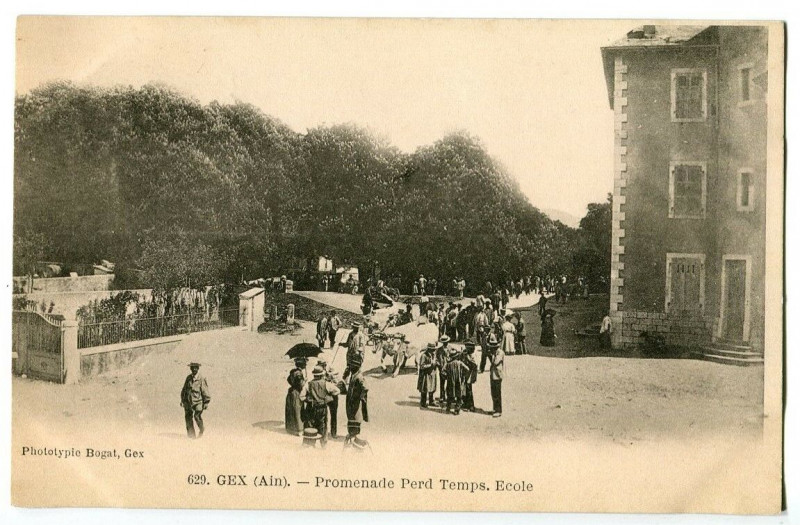 Carte postale ancienne Ain Gex Promenade Perd Temps Ecole animation à Gex