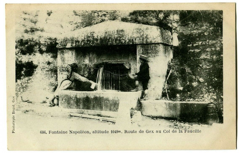 Carte postale ancienne Ain Fontaine Napoléon Route de Gex au Col de la Faucille animé à Gex