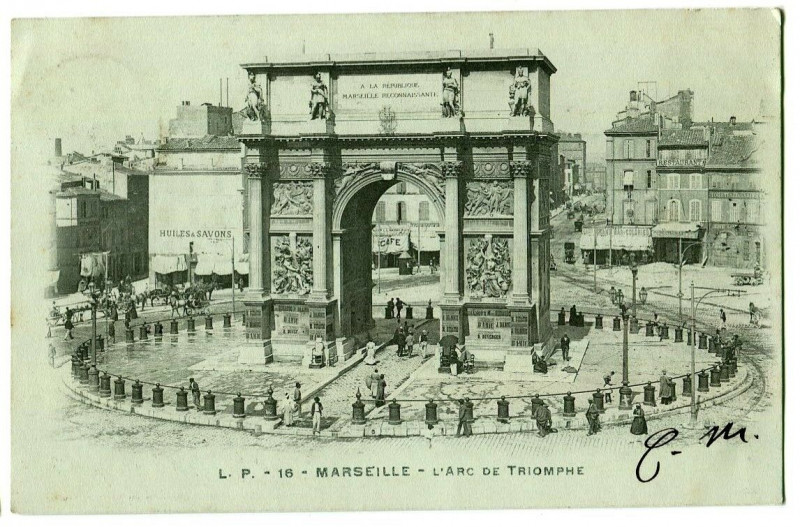 Carte postale ancienne Bouche-du-Rhône Marseille L'Arc de Triomphe animé à Marseille